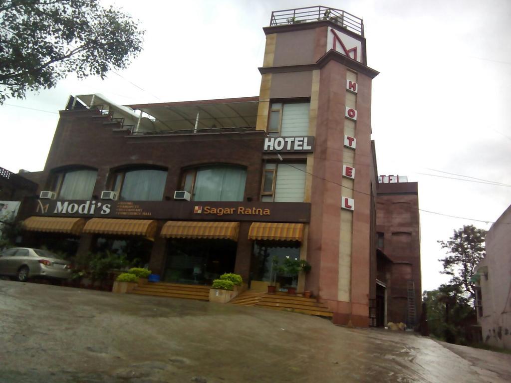 Modi Hotel & Resorts Pinjaur Extérieur photo