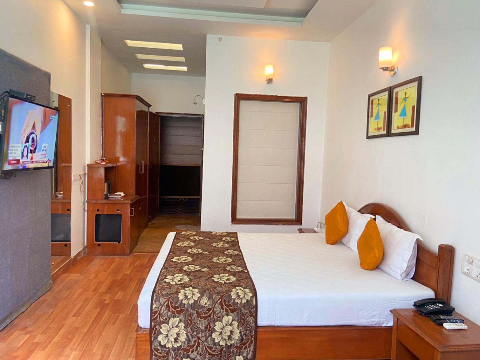 Modi Hotel & Resorts Pinjaur Extérieur photo
