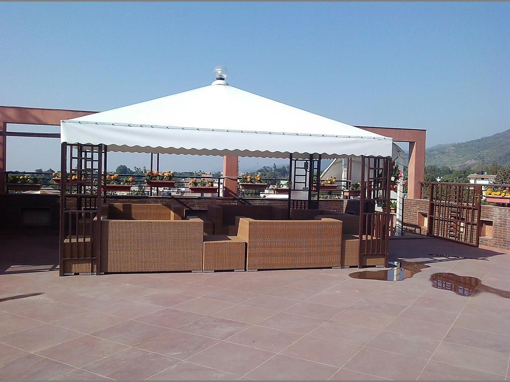 Modi Hotel & Resorts Pinjaur Extérieur photo